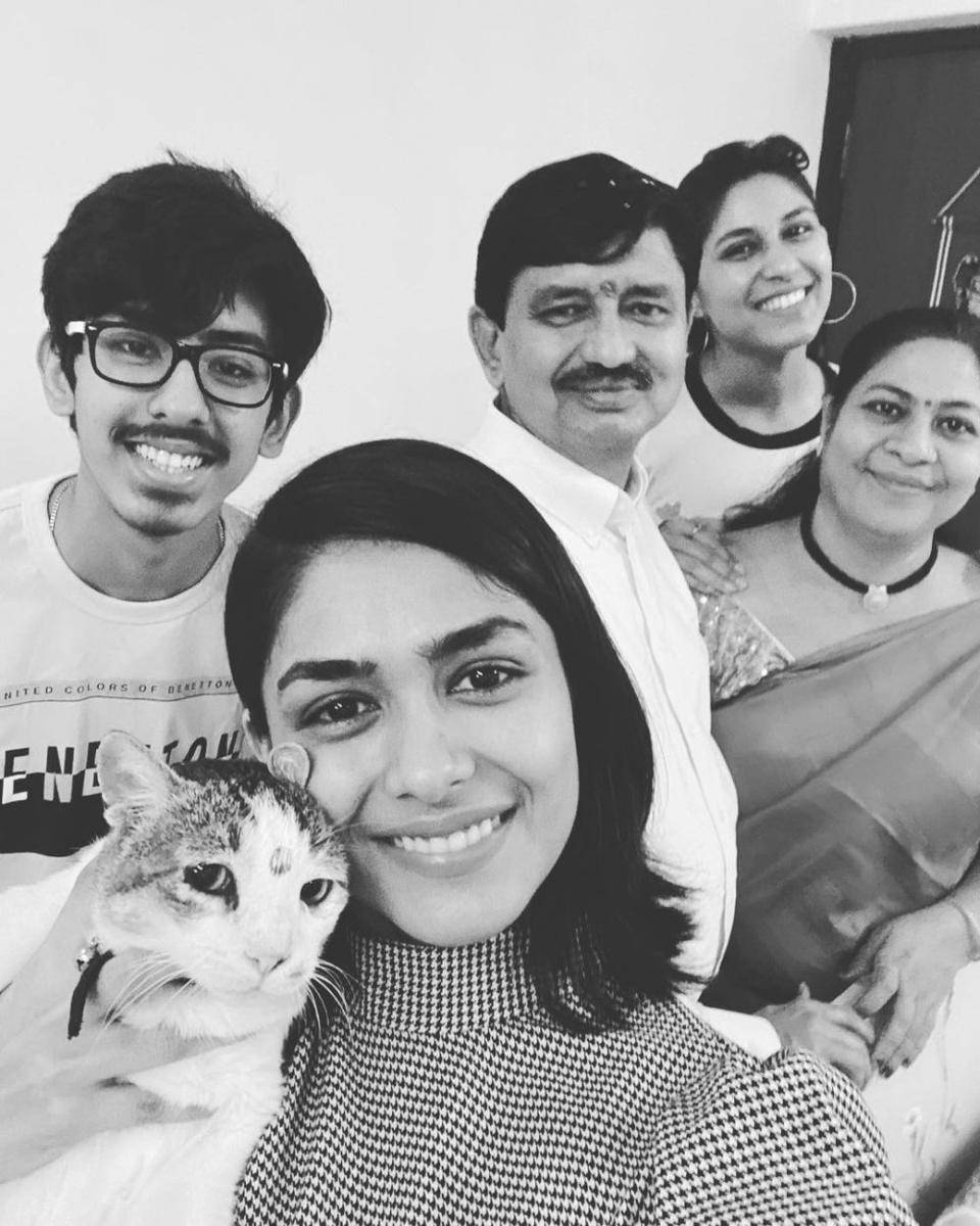 keluarga Mrunal Thakur (instagram.com/billoboythakur)