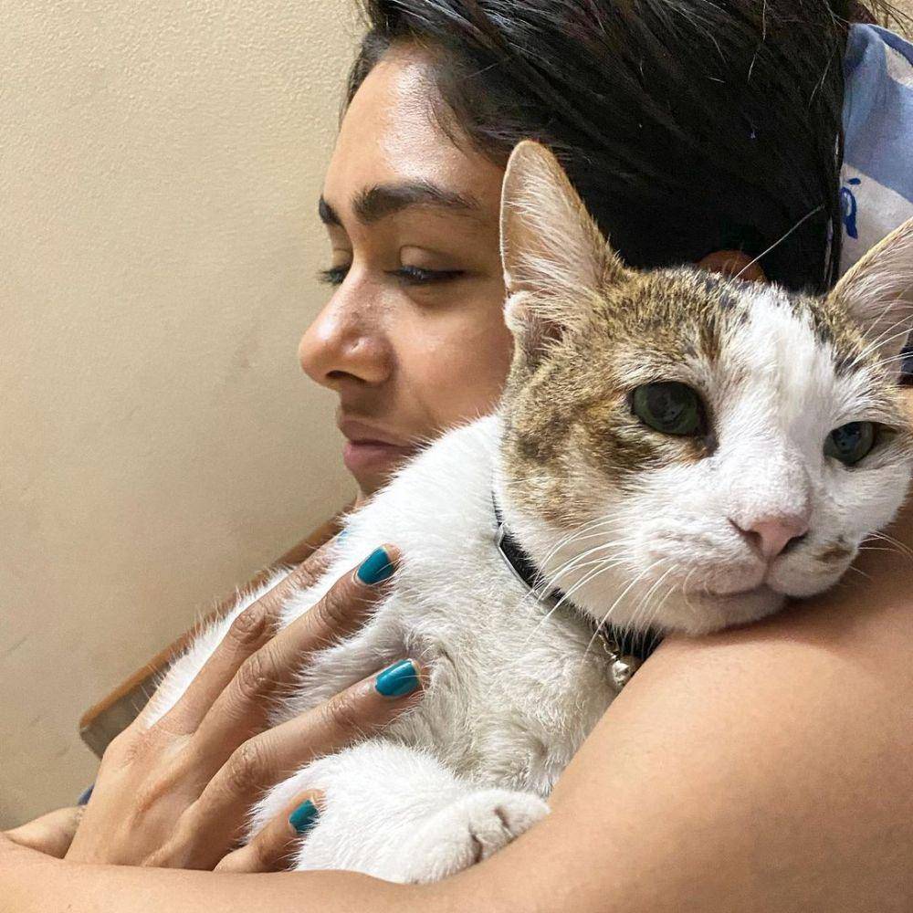 Mrunal Thakur dan kucingnya (instagram.com/billoboythakur)