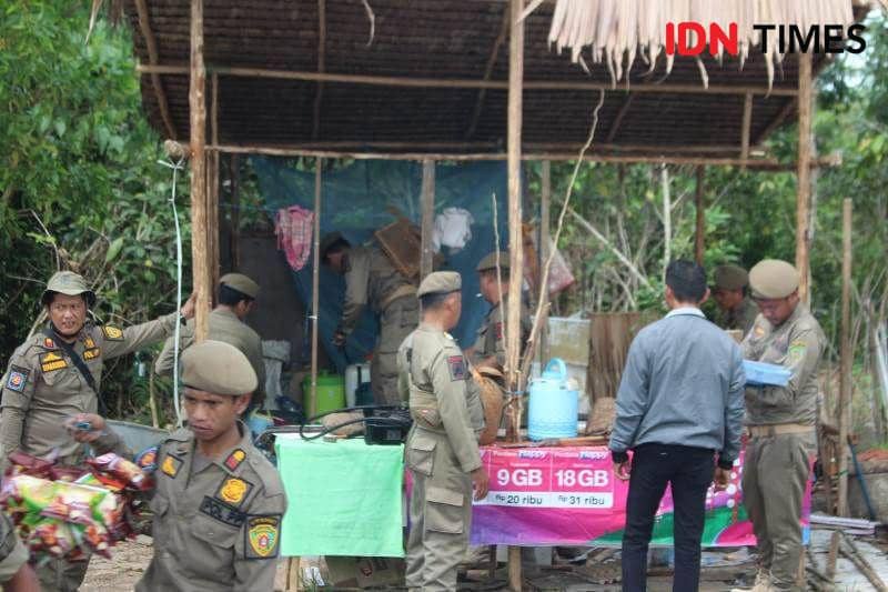 Sejumlah anggota Satpol PP PPU bongkar paksa banguan semi permanen tak berizin (IDN Times/Ervan)