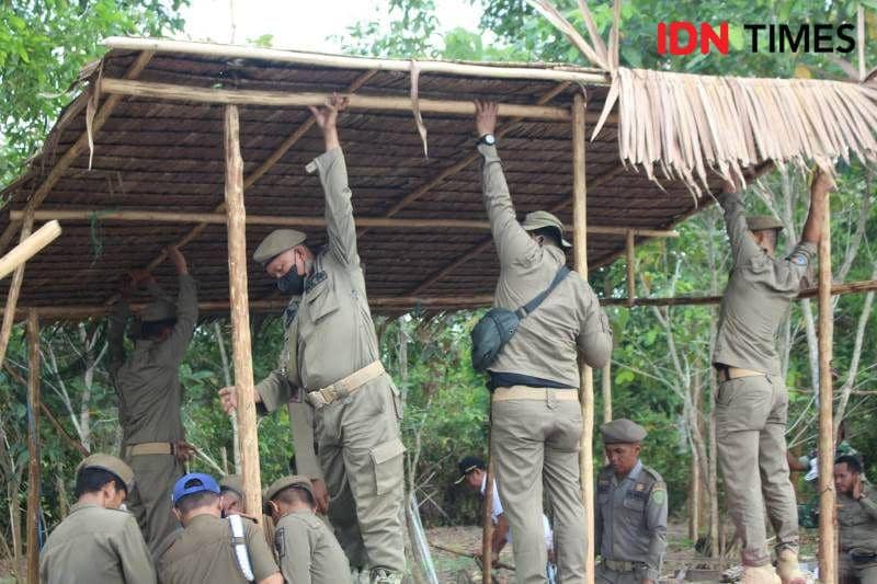 Sejumlah anggota Satpol PP PPU bongkar paksa banguan semi permanen tak berizin (IDN Times/Ervan)