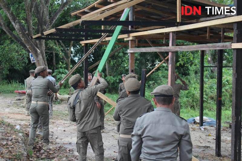 Melanggar Aturan, Satpol PP Penajam Bongkar Tiga Bangunan Liar