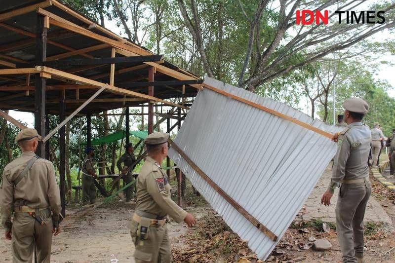 Sejumlah anggota Satpol PP PPU bongkar paksa banguan semi permanen tak berizin (IDN Times/Ervan)