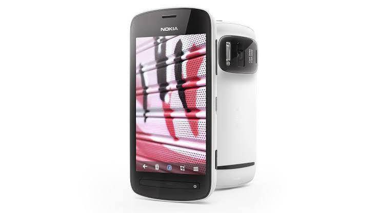 ilustrasi Nokia 808 PureView (youtube.com/mobilinetcz)