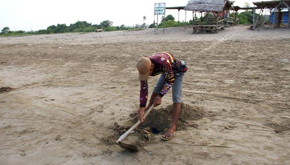 Potret warga memperlihatkan kemunculan limbah hitam aspal di Pantai Kedu Warna. (IDN Times/Istimewa).