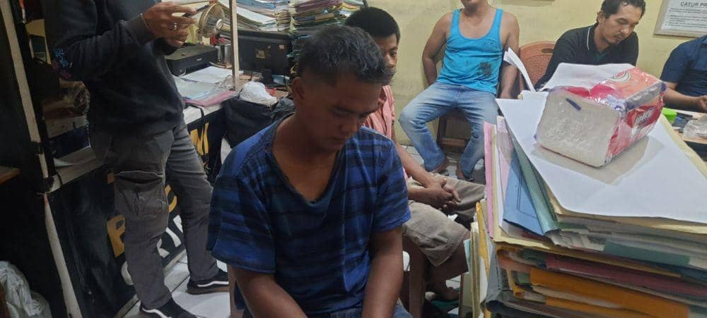 Pelajar SMA bernama Dwi Aji (baju merah) dan Begal bernama Dodi (Baju biru) di Polsek Sukarami Palembang (Dok: istimewa)