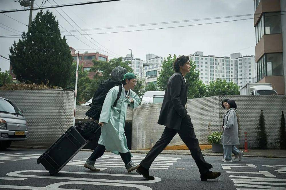 cuplikan Lee Dong Hwi dan Kang Dong Won di film Dr. Cheon and The Lost Talisman (instagram.com/cjenmmovie)