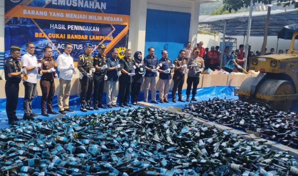 Kegiatan pemusnahan Bea Cukai Bandar Lampung terhadap belasan ribu botol Miras. (IDN Times/Istimewa)