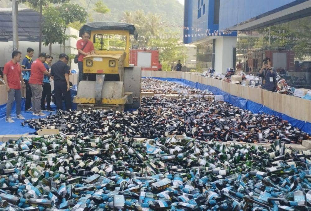 Kegiatan pemusnahan Bea Cukai Bandar Lampung terhadap belasan ribu botol Miras. (IDN Times/Istimewa)