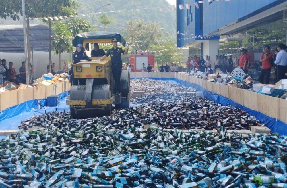 Kegiatan pemusnahan Bea Cukai Bandar Lampung terhadap belasan ribu botol Miras. (IDN Times/Istimewa)