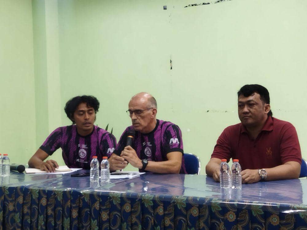 Fernando Valente saat resmi menjadi pelatih Arema FC. (IDN Times/Rizal Adhi Pratama)