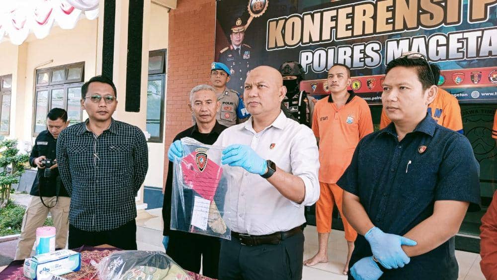 Polisi menunjukkan barang bukti pemerkosaan yang dilakukan oleh tersangka. Dokumentasi Istimewa