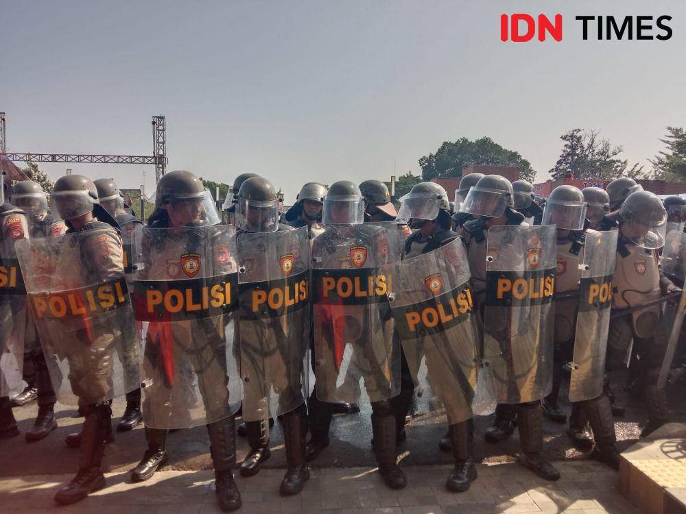 Inin Nastain/ sejumlah anggota polisi melakukan simulasi pengamanan Pemilu