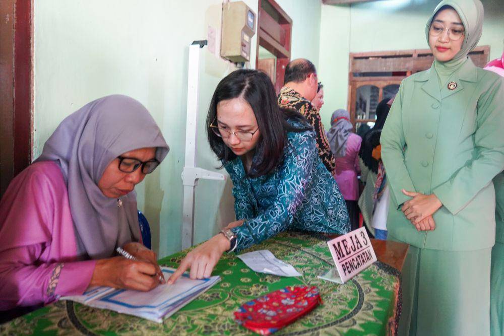 Ketua Tim Penggerak PKK Kabupaten Kediri Eriani Annisa Hanindhito bersama Tim Percepatan Penurunan Stunting (TPPS) melakukan kegiatan monitoring dan evaluasi (monev) pelaksanaan bulan timbang pada Bulan Agustus 2023. (Dok. Pemkab Kediri)