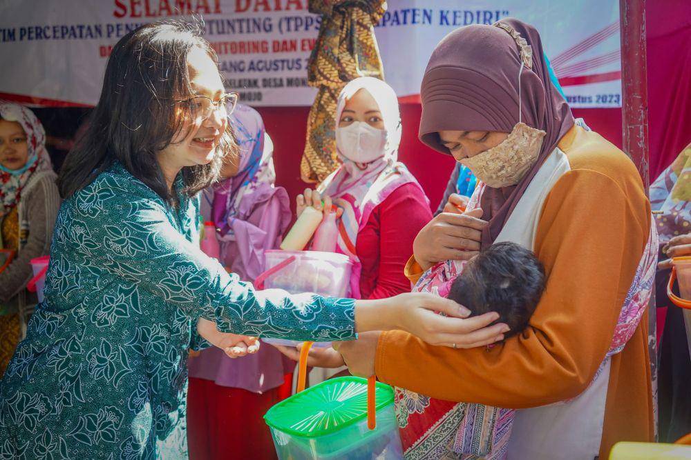 Ketua Tim Penggerak PKK Kabupaten Kediri Eriani Annisa Hanindhito bersama Tim Percepatan Penurunan Stunting (TPPS) melakukan kegiatan monitoring dan evaluasi (monev) pelaksanaan bulan timbang pada Bulan Agustus 2023. (Dok. Pemkab Kediri)
