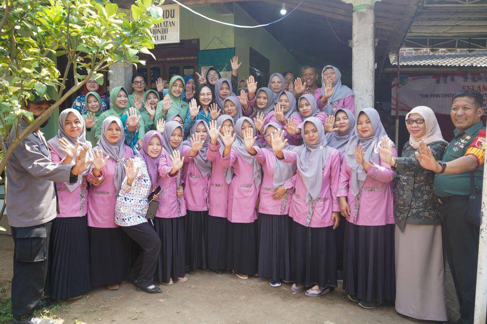 Ketua Tim Penggerak PKK Kabupaten Kediri Eriani Annisa Hanindhito bersama Tim Percepatan Penurunan Stunting (TPPS) melakukan kegiatan monitoring dan evaluasi (monev) pelaksanaan bulan timbang pada bulan Agustus 2023. (Dok. Pemkab Kediri)