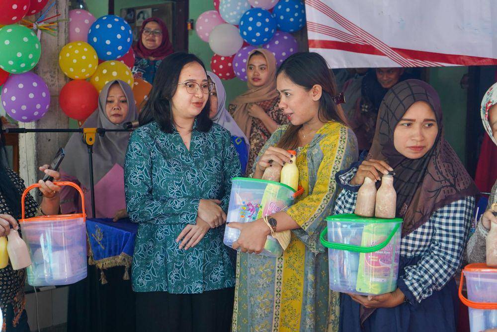 Ketua Tim Penggerak PKK Kabupaten Kediri Eriani Annisa Hanindhito bersama Tim Percepatan Penurunan Stunting (TPPS) melakukan kegiatan monitoring dan evaluasi (monev) pelaksanaan bulan timbang pada Bulan Agustus 2023. (Dok. Pemkab Kediri)