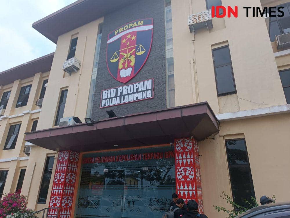 Keluarga almarhum siswa SPN Kemiling, Advent Pratama Telaumbanua layangkan laporan ke Polda Lampung, Kamis (24/8/2023). (IDN Times/Tama Yudha Wiguna).