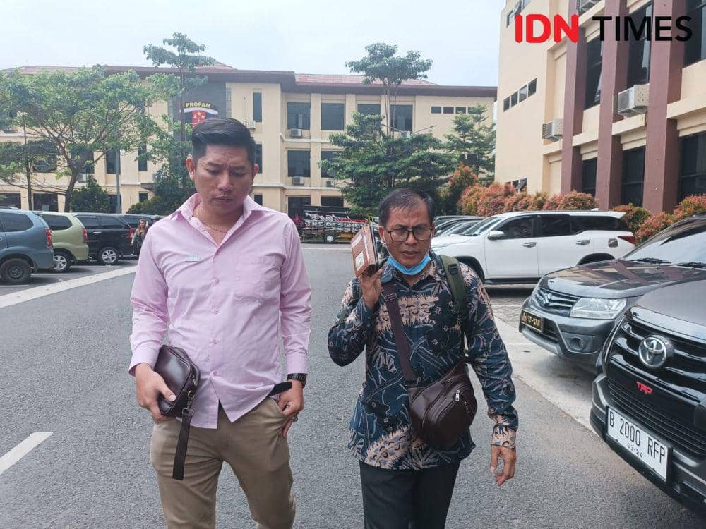 Konferensi pers keluarga siswa SPN Kemiling, Advent Pratama Telaumbanua usai melapor ke Polda Lampung, Kamis (24/8/2023). (IDN Times/Tama Yudha Wiguna)