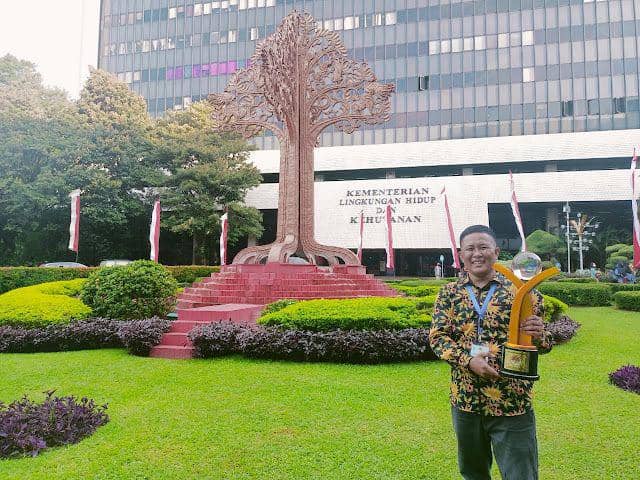 Tokoh pemuda petani Desa Kanreapia, Kecamatan Tombolopao, Kabupaten Gowa, menerima penghargaan Proklim Lestari dari Kementerian Lingkungan Hidup dan Kehutanan (KLHK) tahun 2022. (Dok. Istimewa)