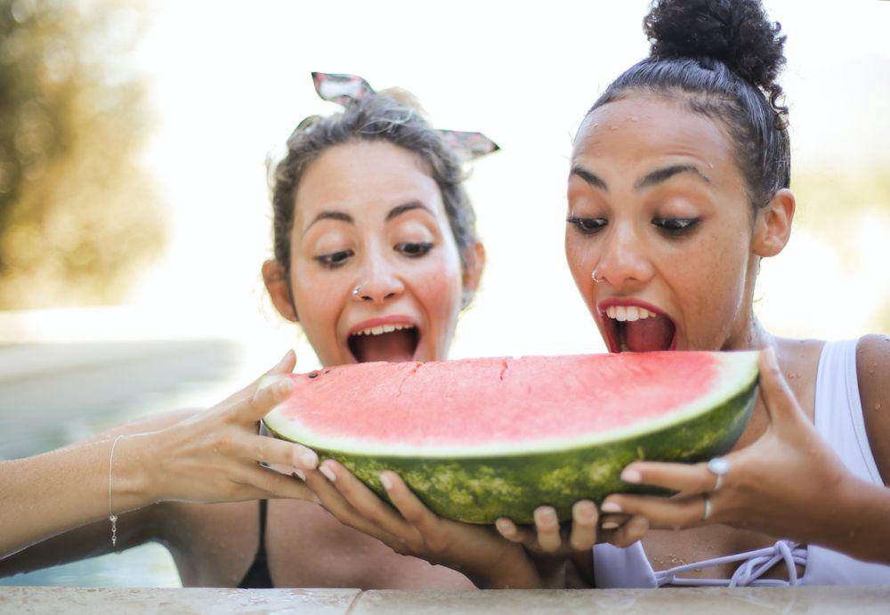 ilustrasi makan buah (pexels.com/Andrea Piacquadio)