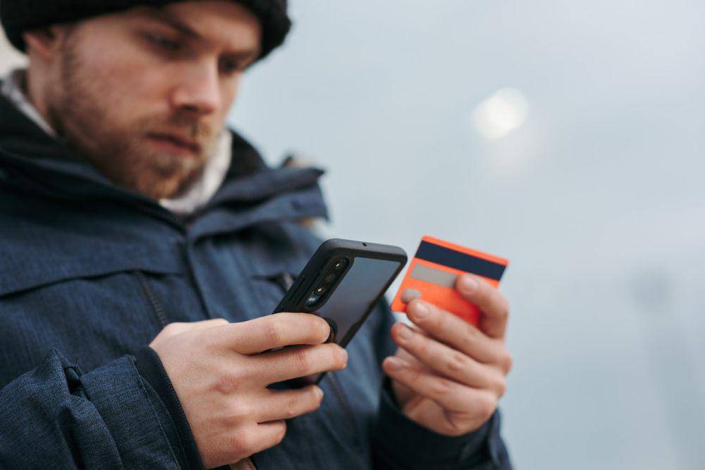 ilustrasi membayar credit card (pexels.com/@anete-lusina)