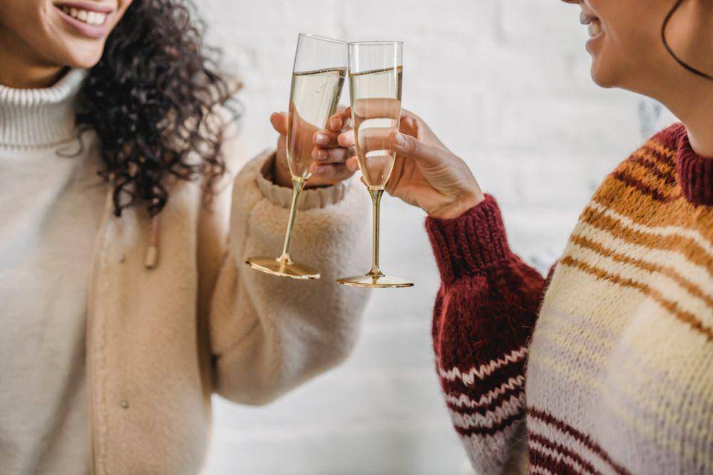 ilustrasi minum champagne (pexels.com/@julia-larson