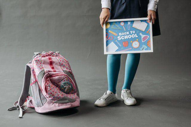 ilustrasi tas sekolah (pexels.com/Pavel Danilyuk)