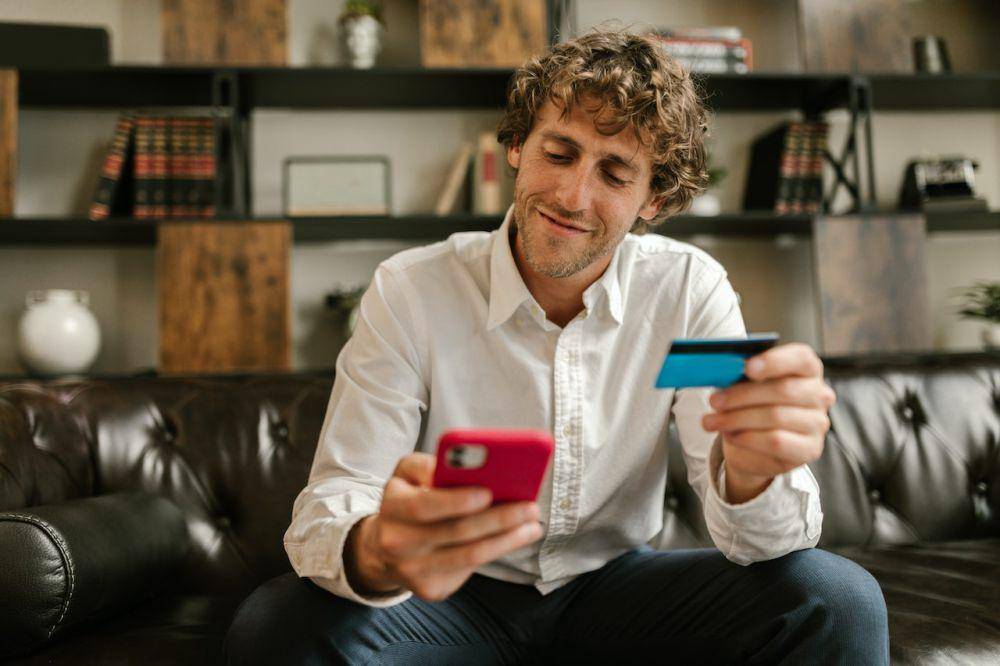 ilustrasi mengecek credit card (pexels.com/@rdne)