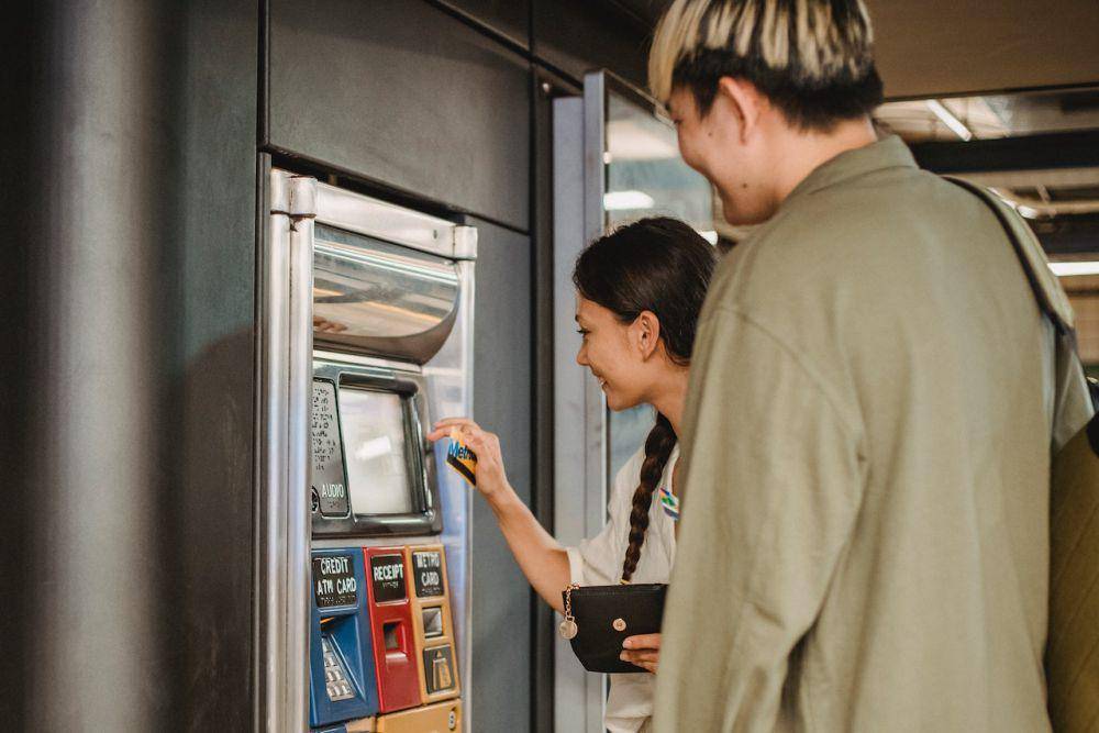 ilustrasi membayar di ATM (pexels.com/@samson-katt)