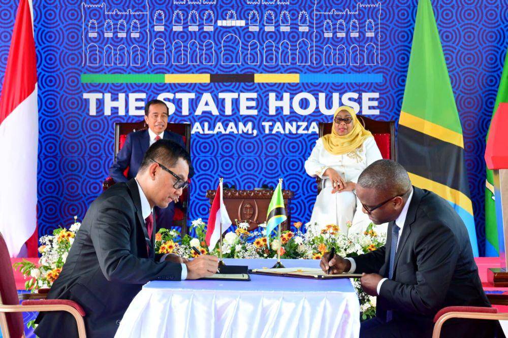 Penandatanganan Memorendum of Understanding (MoU) antara Direktur Utama PLN, Darmawan Prasodjo (kiri) dan Managing Director TANESCO, Maharage Chande (kanan), di Dar Es Salaam, Tanzania. (dok. PLN)