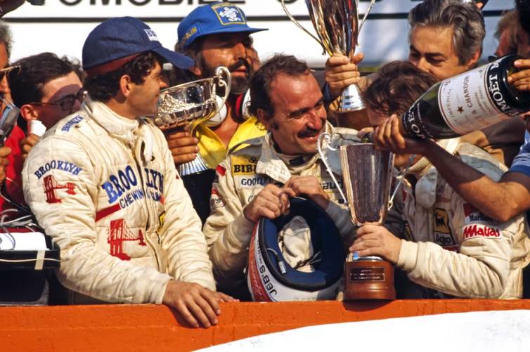 Jody Scheckter (kiri) merayakan kemenangan GP Italia 1979 bersama Gilles Villeneuve (kanan) yang finis kedua dan Clay Regazzoni (tengah) yang finis ketiga. (formula1.com)