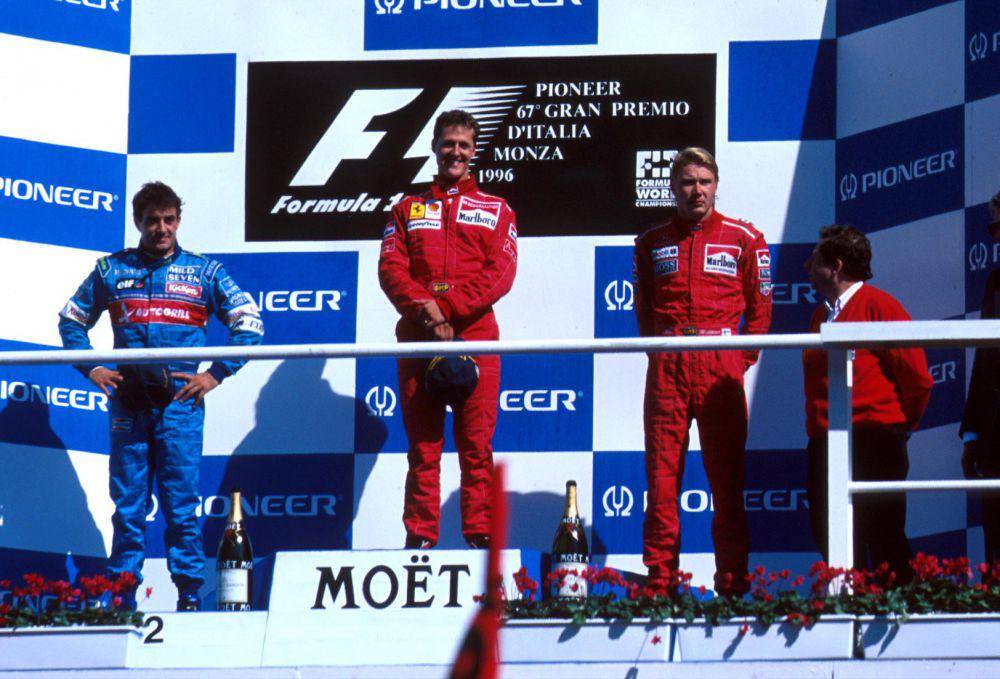 Michael Schumacher (tengah) menjuarai GP Italia 1996 diikuti oleh Jean Alesi (kiri) di podium kedua dan Mika Hakkinen (kanan) di podium ketiga. (twitter.com/Formula 1)