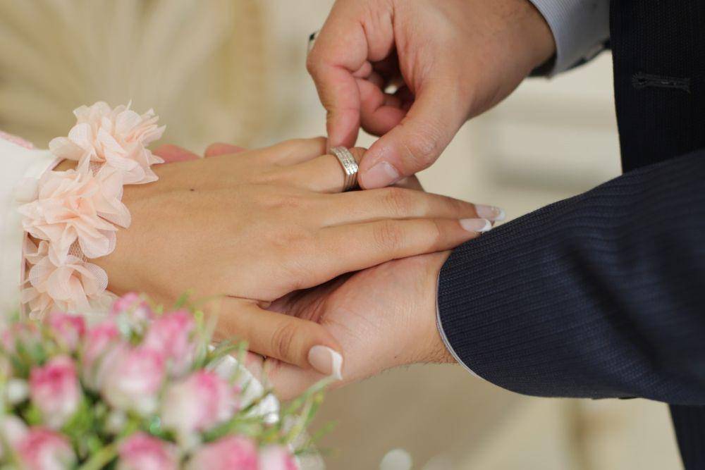 ilustrasi perbedaan nikah dan kawin terkait fungsi (unsplash.com/Saeed Sarshar)