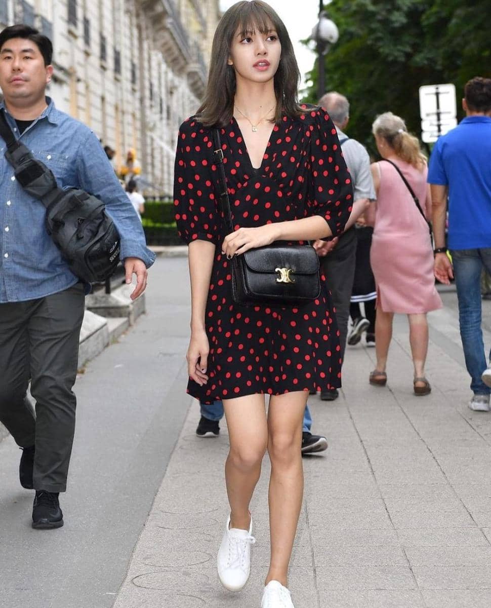 Inspirasi dress untuk hangout ala Lisa BLACKPINK (instagram.com/bazaarthailand)