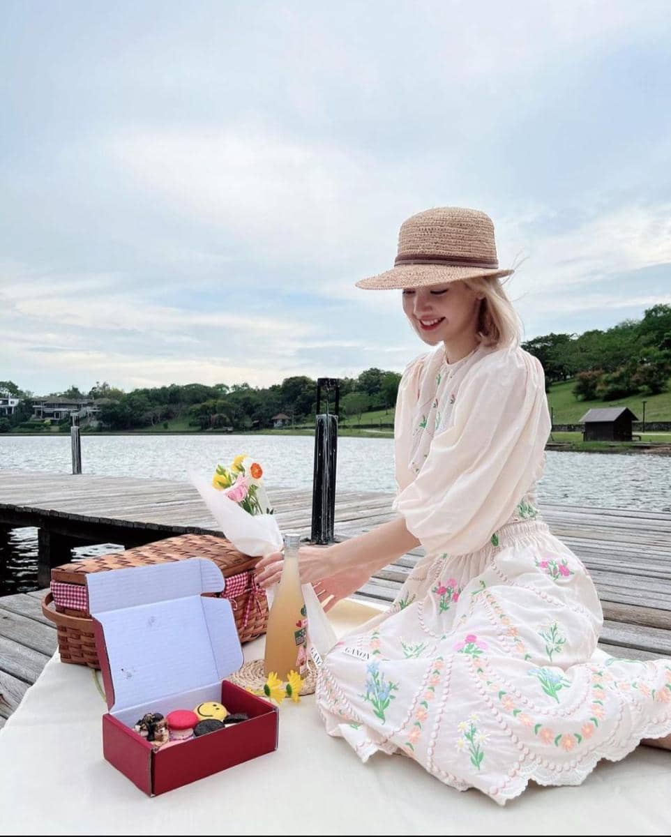 Inspirasi dress untuk hangout ala Lisa BLACKPINK (instagram.com/lalalalisa_m)