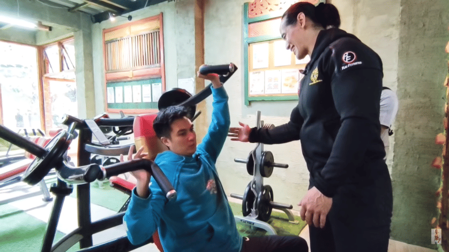 Ade Rai sedang mengajari gym Baim Wong.(youtube.com/Dunia Ade Rai)