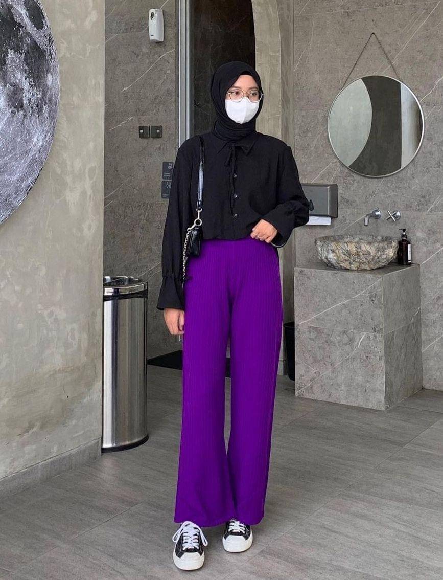 OOTD hijab hitam dengan aksen warna (instagram.com/lutvy_putri)