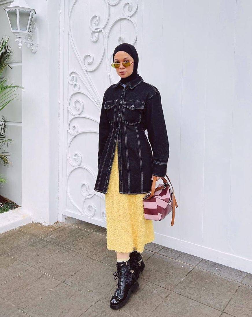 OOTD hijab hitam dengan aksen warna (instagram.com/tantrinamirah)
