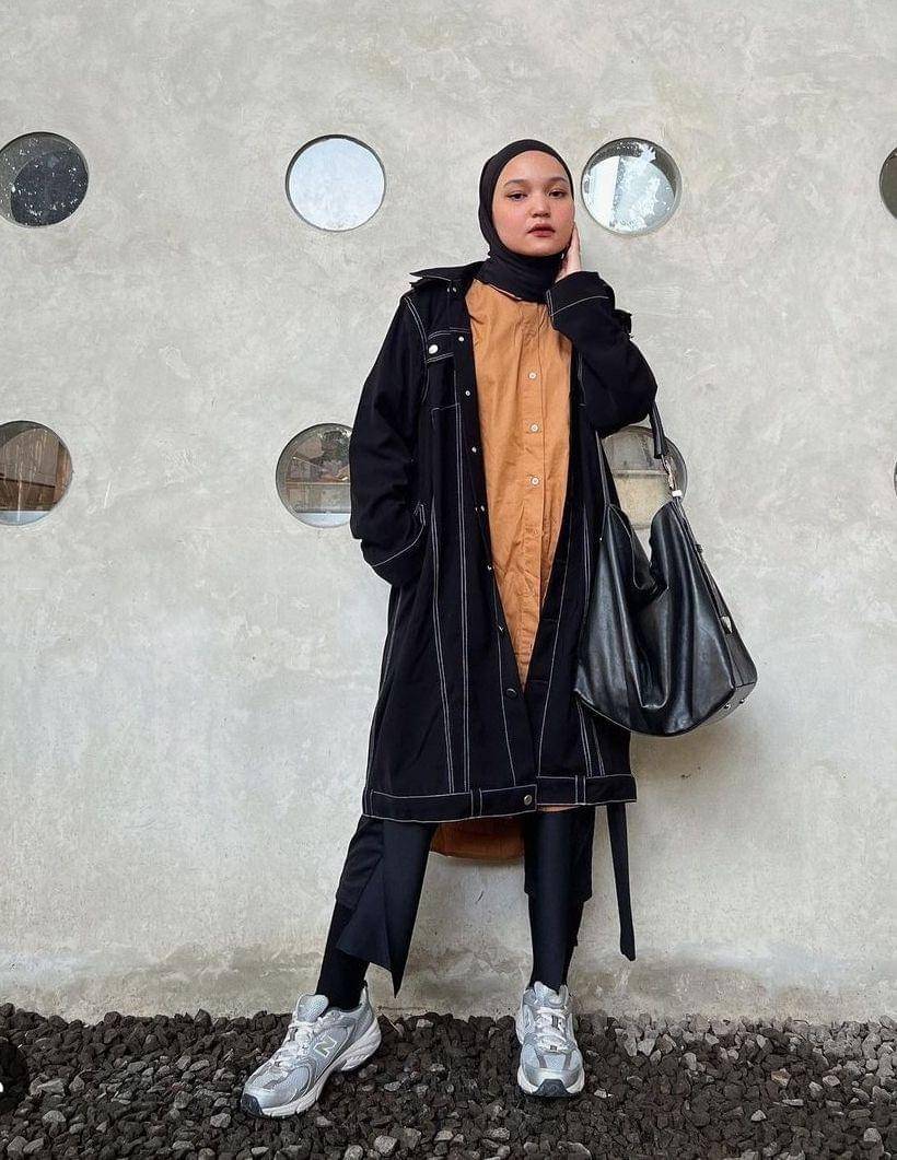 OOTD hijab hitam dengan aksen warna (instagram.com/sorayaulfa15)