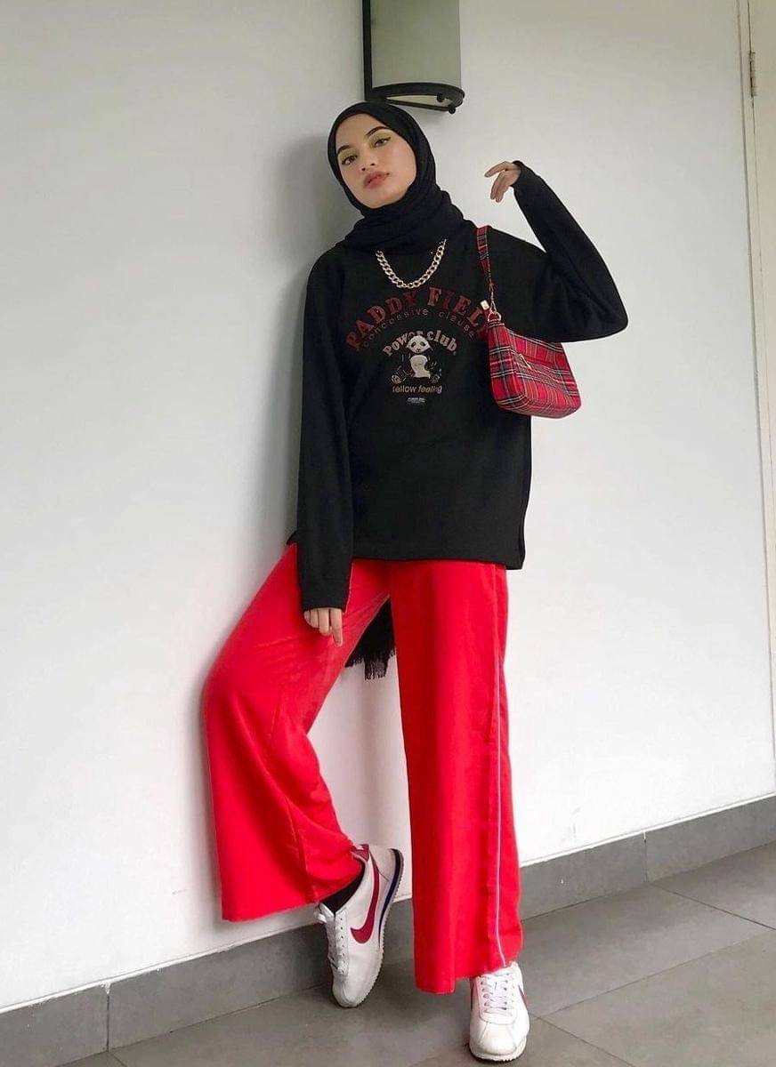 OOTD hijab hitam dengan aksen warna (instagram.com/adiva.selsa)