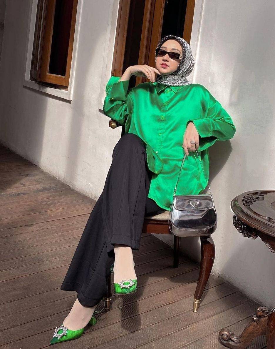 OOTD hijab hitam dengan aksen warna (instagram.com/dianpelangi)