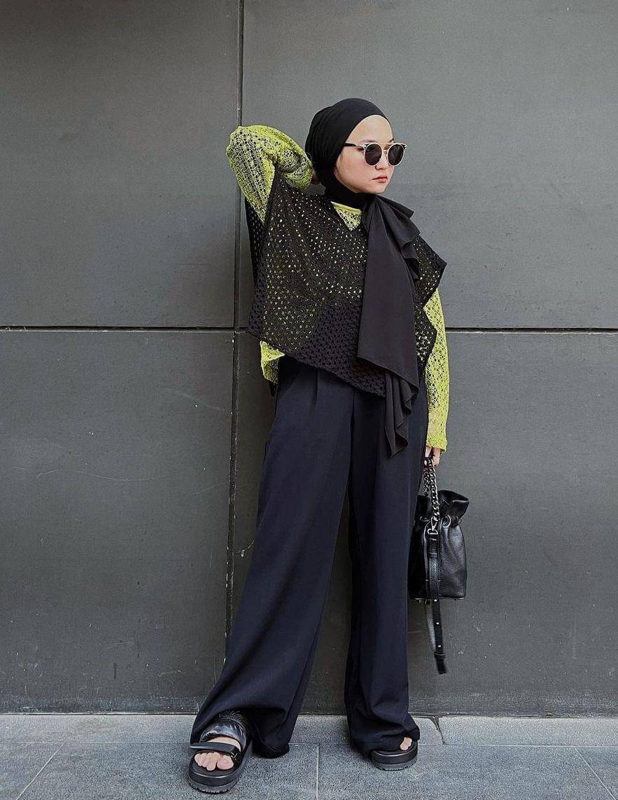 OOTD hijab hitam dengan aksen warna (instagram.com/sorayaulfa15)