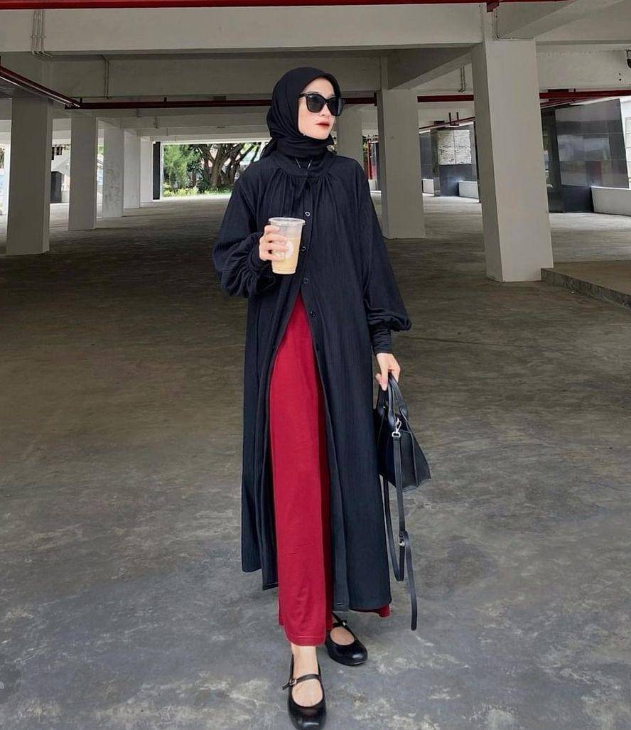 OOTD hijab hitam dengan aksen warna (instagram.com/cutindahsundari)