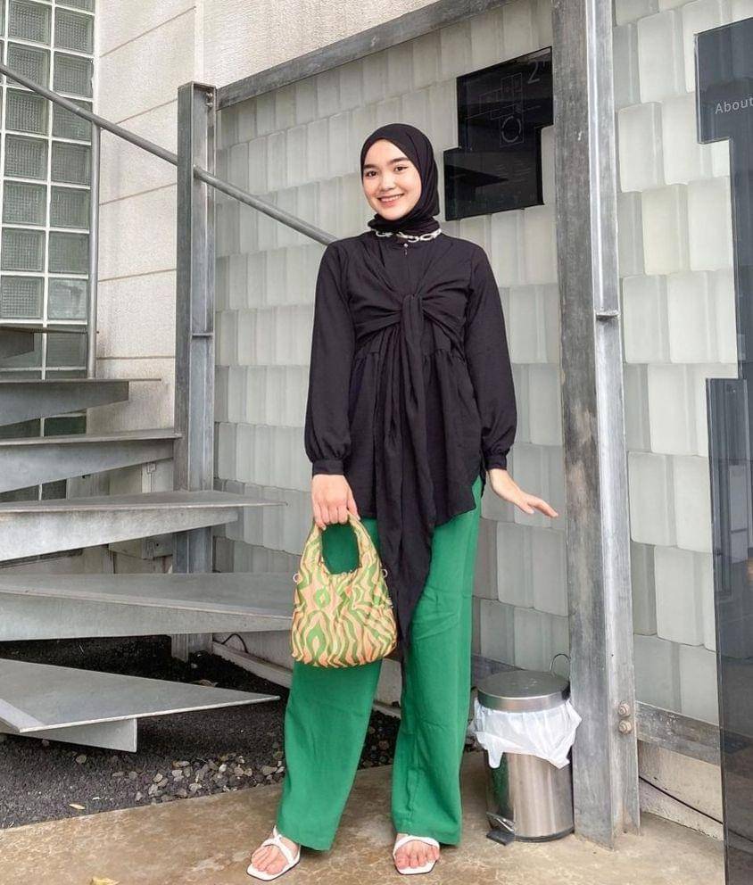 OOTD hijab hitam dengan aksen warna (instagram.com/karinasantii)