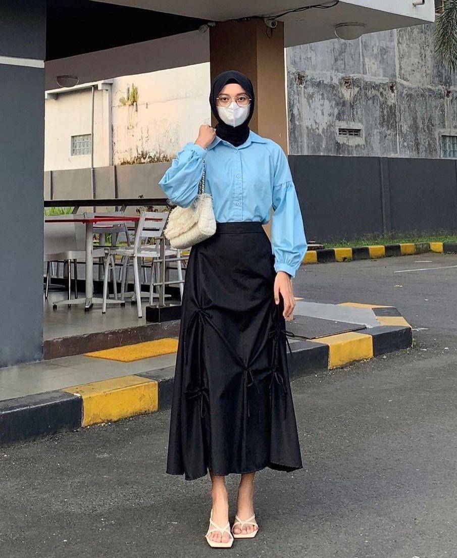 OOTD hijab hitam dengan aksen warna (instagram.com/lutvy_putri)