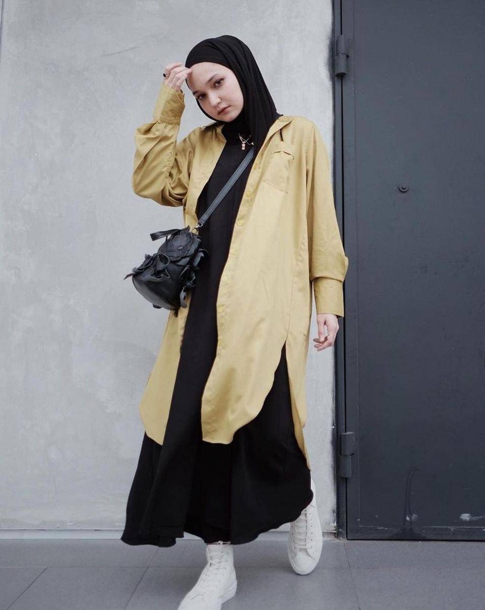 OOTD hijab hitam dengan aksen warna (instagram.com/sorayaulfa15)