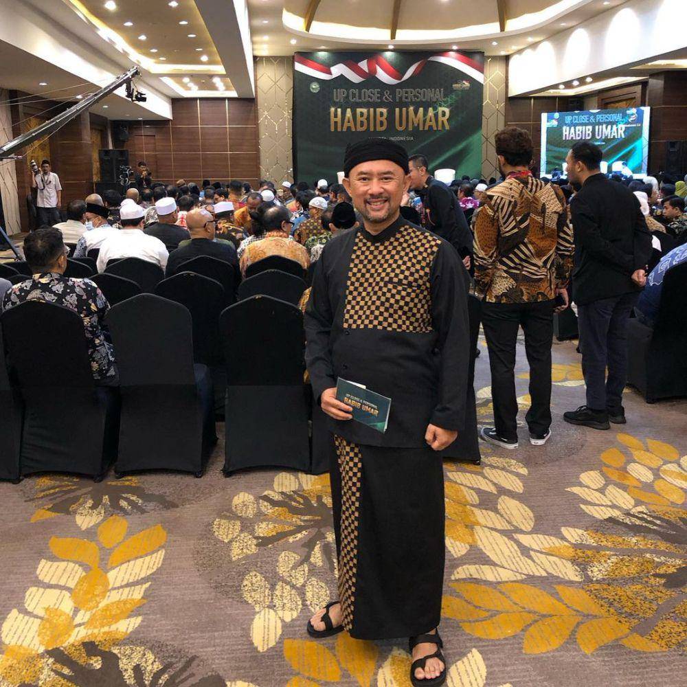 potret Ronal Surapradja di acara kehadiran Habib Umar (instagram.com/rocknal)