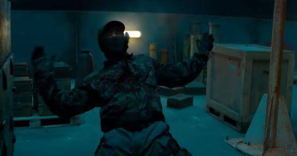 Musuh terkena belati dari rekan Lee ( Dok. Lionsgate / The Expandables 4 )