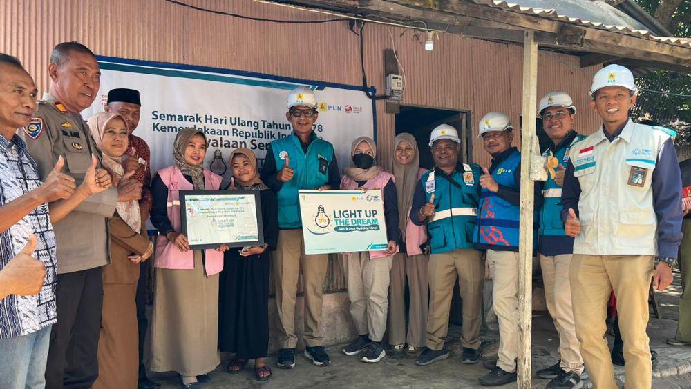 PLN Sulselrabar Nyalakan Listrik 449 Keluarga Tidak Mampu