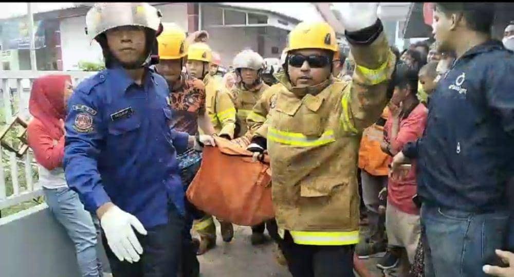 Evakuasi korban kebakaran (IDN Times/Hilmansyah)